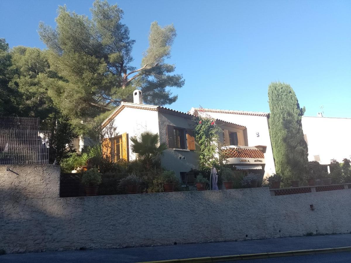 Les Cigales A La Madrague Hébergement de vacances *